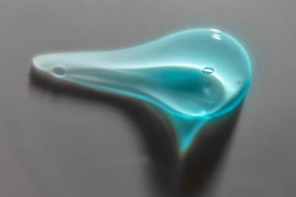 Exprimido textura de gel crema transparente cosmética aislado sobre fondo blanco. Cerca de la foto de la gota transparente del producto de cuidado de la piel. Gel transparente de alta calidad con burbujas de primer plano sobre fondo blanco Imágenes De Stock Sin Royalties Gratis