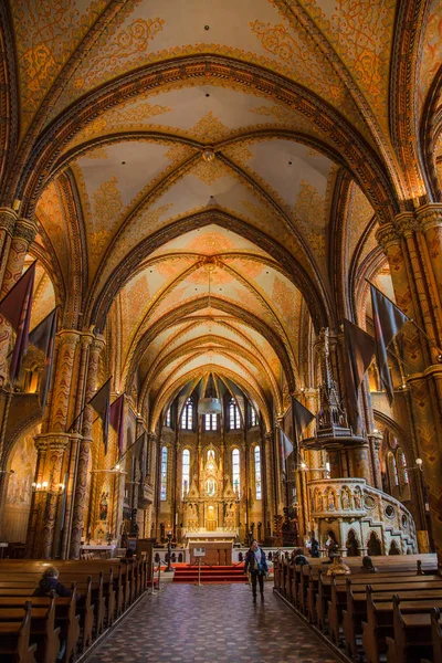 Budapest, 22 marzo 2018: L'interno della Chiesa dell'Assunzione del Castello di Buda. È più comunemente conosciuta come Chiesa di Mattia ed è stata costruita nel XIV secolo. — Foto Stock