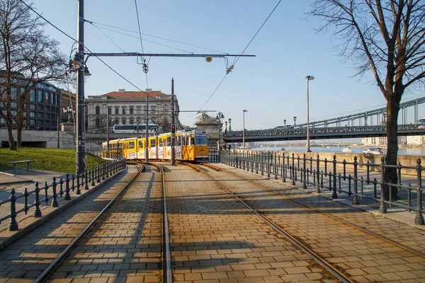ハンガリー,ブダペスト, 2018年3月22日:ハンガリーのブダペスト市にあるブダ城近くのガンツCsmg路面電車19番。1866年以来の運行では、ブダペストのトラムネットワークは世界の一つです。 — ストック写真