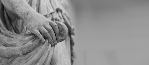Main de femme sur une tunique antique. Statue en pierre détail de la main humaine. Plie dans le tissu. Espace de copie pour le texte — Photo