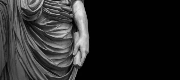 Kobieca ręka na antycznej tunice. Kamienny posąg ludzkiej ręki. Składa się w tkaninie. Copyspace dla tekstu — Zdjęcie stockowe