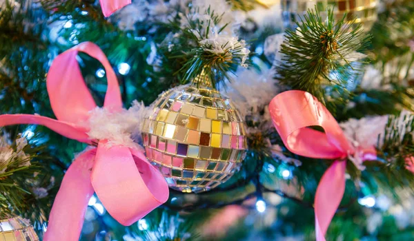 銀の泡の装飾が施されたクリスマスツリー。クリスマスツリーの閉鎖を飾る。懐中電灯付きボールや照明付きのガーランド。新年はボケでマクロ写真を焼きます。冬の光の装飾 — ストック写真