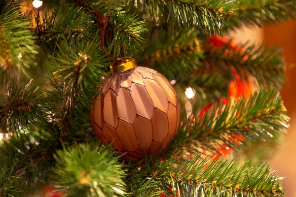Рождественская елка с серебряными безделушками. Украшенная елка крупным планом. Яйца и гирлянда с фонариками. Новогодние бабочки с боке. Зимние праздники — стоковое фото