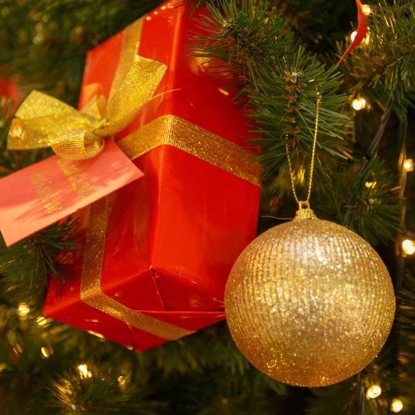 圣诞树上有银质铝质饰品。装饰圣诞树特写。带手电筒的球和灯火辉煌的花环新年与bokeh摊牌宏观图片。寒假灯饰 — 图库照片