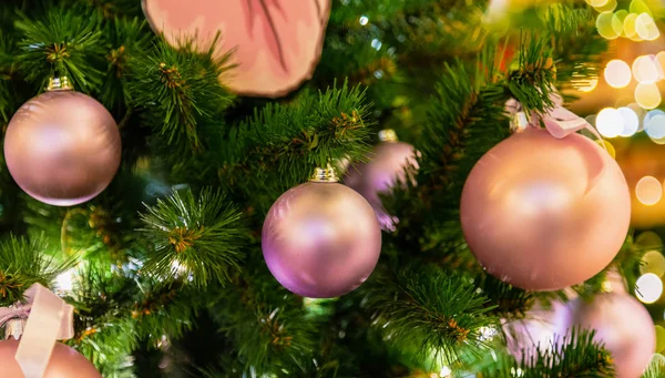 Arbre de Noël avec des ornements en boule d'argent. Décoré arbre de Noël gros plan. Balles et guirlande illuminée avec des lampes de poche. Nouvelle année boules macro photo avec bokeh. Décoration de lumière vacances d'hiver — Photo