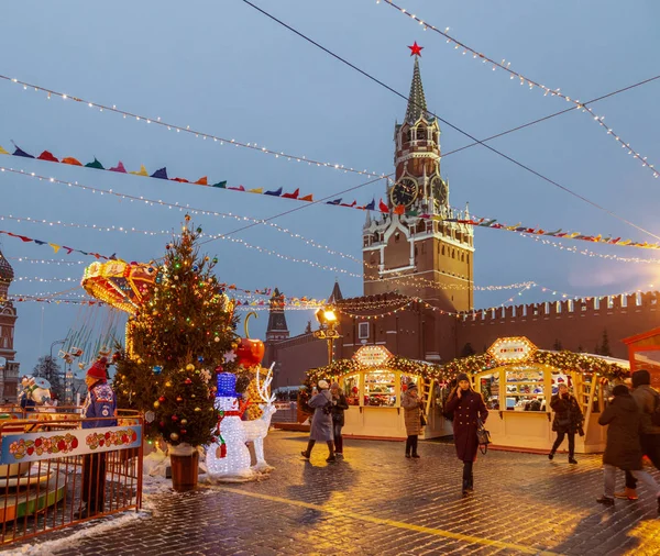 Moscú, Rusia, 04 de diciembre de 2018: Celebración del Año Nuevo y Navidad en la Plaza Roja en el centro de Moscú. Feria de vacaciones y parque de atracciones cerca del Kremlin —  Fotos de Stock