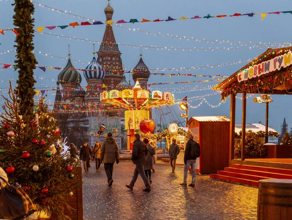 Moscú, Rusia, 04 de diciembre de 2018: Celebración del Año Nuevo y Navidad en la Plaza Roja en el centro de Moscú. Feria de vacaciones y parque de atracciones cerca del Kremlin — Foto de Stock