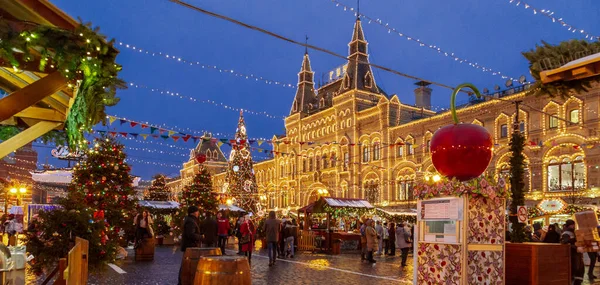 Moskova, Rusya, 04 Aralık 2018: Moskova 'nın merkezindeki Kızıl Meydan' da Yeni Yıl ve Noel kutlamaları. Kremlin yakınlarında tatil panayırı ve eğlence parkı — Stok fotoğraf