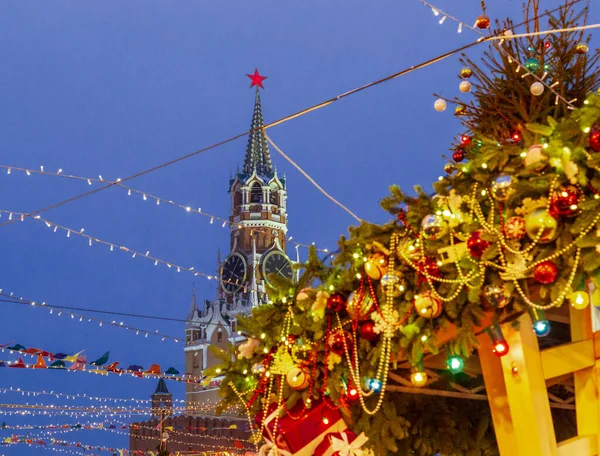 Moscú, Rusia, 04 de diciembre de 2018: Celebración del Año Nuevo y Navidad en la Plaza Roja en el centro de Moscú. Feria de vacaciones y parque de atracciones cerca del Kremlin — Foto de Stock