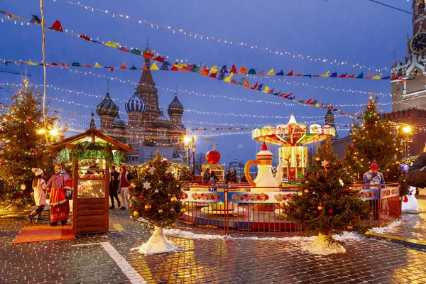 Moscú, Rusia, 04 de diciembre de 2018: Celebración del Año Nuevo y Navidad en la Plaza Roja en el centro de Moscú. Feria de vacaciones y parque de atracciones cerca del Kremlin —  Fotos de Stock