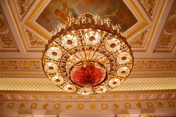 Moscow, Russia, 23 October 2019: Big bronze chandelier in Tavrichesky hall interior in State historical and architectural museum reserve Tsaritsyno, Russia. Tauride hall. Gold Chandelier — Stock Photo, Image