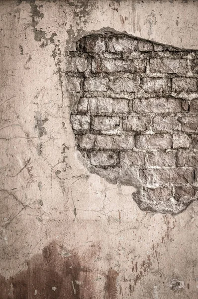 Arka plandaki eski tuğla duvar. Kırık Stucco parçalarıyla sıvanmış tuğla duvar. Hasar yüzeyi olan kırmızı desenli tuğla duvar. Eski Grunge Özgeçmişi — Stok fotoğraf