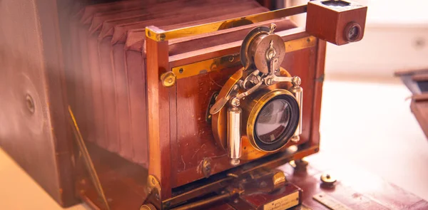 Vieille lentille vintage vintage close up caméra sur table en bois. Image de la lentille gros plan de la photocaméra à film de bois antique — Photo