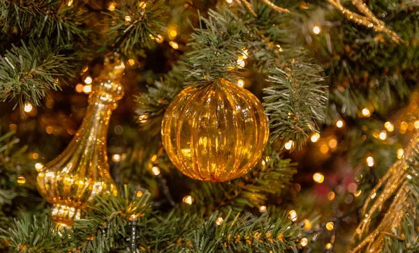 Karácsonyfa ezüst csecsebecsével díszítve. Díszített karácsonyfa közelkép. Golyók és kivilágított koszorú zseblámpával. Újév baubles makró fotó bokeh. Téli nyaralás fény dekoráció — Stock Fotó