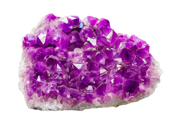 Violeta Crystal Stone macro mineral. Roxo áspero cristais de quartzo ametista geode isolado em branco. Ametista pedra preciosa cristal drusa macro quartzo mineral de perto. Parte de pedra da rocha ametista — Fotografia de Stock