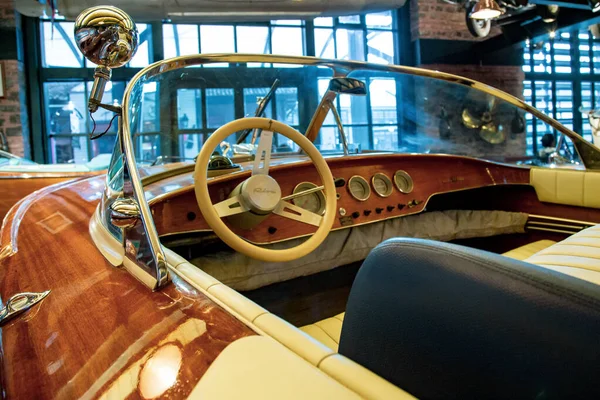 Estambul, Turquía, 23 de marzo de 2019: Interior del barco náutico de motor vintage Riva. Volante de barco clásico pequeño timón de madera de vela de motor. Control de propulsión del buque —  Fotos de Stock