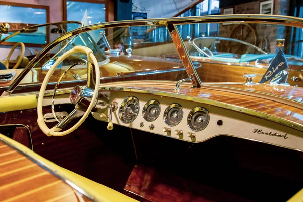 Estambul, Turquía, 23 de marzo de 2019: Interior del barco náutico de motor vintage Riva. Volante de barco clásico pequeño timón de madera de vela de motor. Control de propulsión del buque —  Fotos de Stock