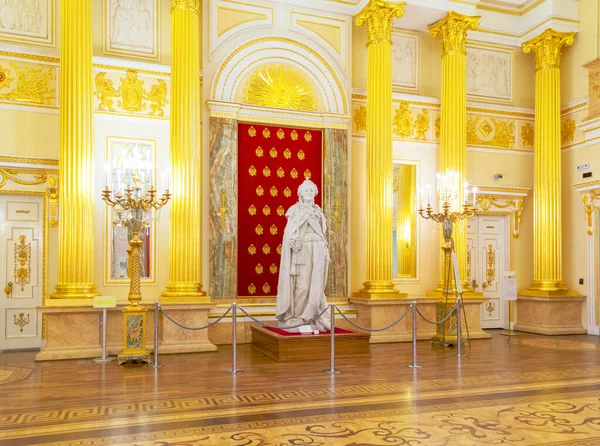 Moscow, Russia, 23 October 2019: Statue of Empress Catherine the Great in golden hall of Great Tsaritsyn Palace in museum reserve Tsaritsyno. Russian palace white and golden interior — Stock Photo, Image