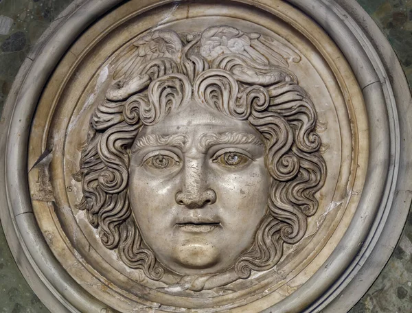 Escultura de rosto de Medusa. Na mitologia grega, Medusa era um monstro, uma Gorgon, uma fêmea humana alada com um rosto horrível e cobras venenosas vivas no lugar do cabelo. — Fotografia de Stock