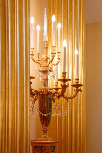 Starožitný zlatý držák svíčky, detail interiérové výzdoby. Ročník luxusní dekor design — Stock fotografie