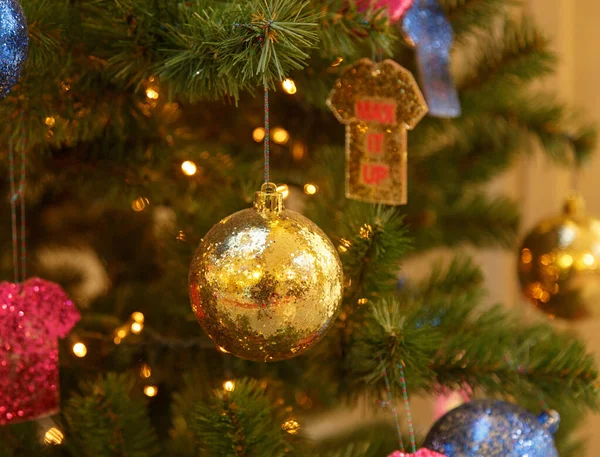 Árbol de Navidad con adornos de bolas de plata. Primer plano del árbol de Navidad decorado. Bolas y guirnalda iluminada con linternas. Año Nuevo bolas macro foto con bokeh. Decoración ligera vacaciones de invierno —  Fotos de Stock
