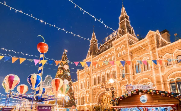 Москва, Россия, 05 декабря 2017: Празднование Нового года и Рождества на Красной площади в центре Москвы. Праздничная ярмарка и парк развлечений возле Кремля — стоковое фото