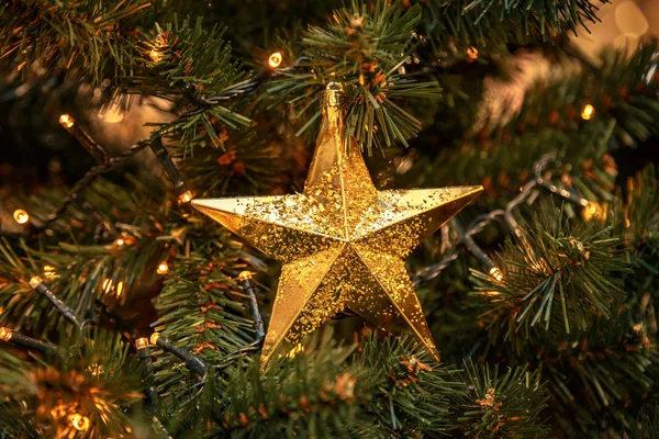 黄金の泡の装飾が施されたクリスマスツリー。クリスマスツリーの閉鎖を飾る。懐中電灯付きボールや照明付きのガーランド。新年はボケでマクロ写真を焼きます。冬の光の装飾 — ストック写真