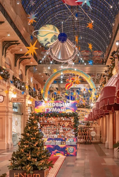 Mosca, Russia - 27 novembre 2019: alberi di Natale con simboli di varie aziende in GUM. Interni di anno nuovo di GUM State Department Store su Piazza Rossa. GUM è un luogo popolare nel centro di Mosca — Foto Stock
