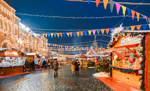 Moskva, Rusko, 5. prosince 2017: Slavnost Nového roku a Vánoc na Rudém náměstí v centru Moskvy. Rekreační veletrh a zábavní park v blízkosti Kremlu — Stock fotografie