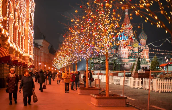 Moscou, Russie - 27 novembre 2019 : Divertissement du Nouvel An sur la place rouge. Kremlin. Cathédrale Saint-Basile. Place rouge est décorée pour Noël. Voyage d'hiver dans la capitale de la Russie — Photo