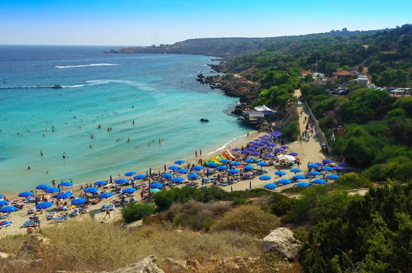 Ihmiset kuuluisalla rannalla Konnos Bay Beach, Ayia Napa. Famagustan piiri, Kypros. Kyproksen parhaat rannat - Konnos Bay Cape Grekon kansallispuistossa — kuvapankkivalokuva