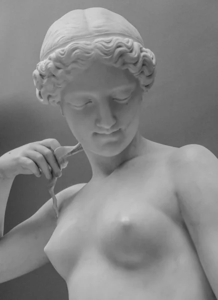 Cabeza de escultura de mármol blanco de mujer joven. Estatua de la sensual era del arte renacentista mujer desnuda en circlet estilo antiguo — Foto de Stock