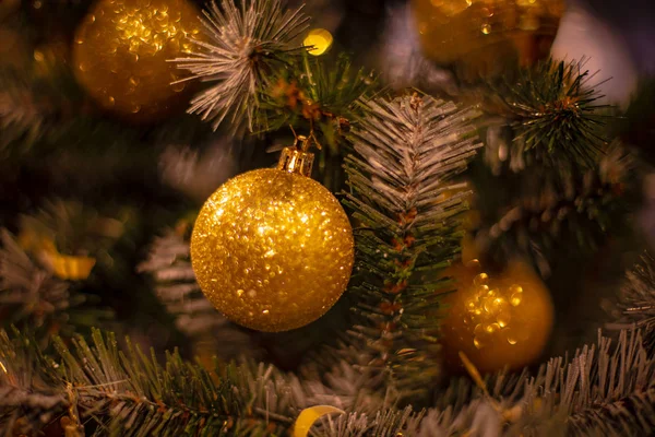 Árvore de Natal com ornamentos de bugiganga de prata. Decorado árvore de Natal closeup. Bolas e guirlanda iluminada com lanternas. Ano Novo bugigangas foto macro com bokeh. Inverno feriado luz decoração — Fotografia de Stock