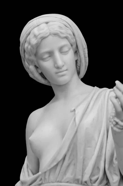 Cabeça de escultura de mármore branco de mulher jovem. Estátua da sensual renascimento arte era mulher nua em estilo antigo circlet isolado no fundo preto — Fotografia de Stock