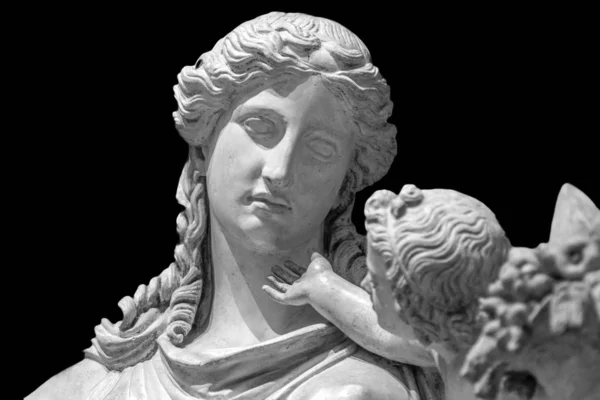 Scultura testa di marmo di giovane donna, antica dea greca statua busto d'arte isolato su sfondo nero — Foto Stock