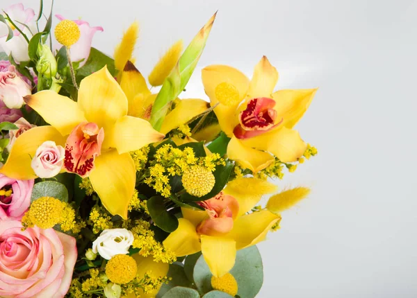 Sommerblühende zarte Rosen auf blühenden Blumen festlichen Hintergrund, Pastell und weiches Bouquet florale Karte. schöne Blumen Hintergrund für Hochzeitsszene — Stockfoto
