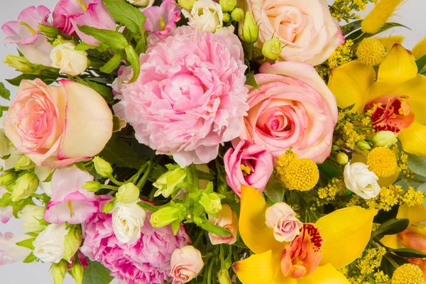 Sommerblühende zarte Rosen auf blühenden Blumen festlichen Hintergrund, Pastell und weiches Bouquet florale Karte. schöne Blumen Hintergrund für Hochzeitsszene — Stockfoto