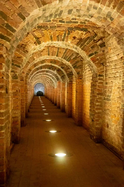 Arco de tijolo feito de tijolos vermelhos como uma passagem entre as duas asas de um castelo medieval. Pedra de granito um tijolo construído Passagem interior para bastiões — Fotografia de Stock