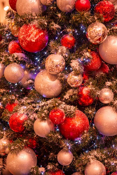 圣诞树，镶嵌着金银珠宝。 装饰圣诞树特写。 有手电筒的球和照明的花环。 新年与bokeh摊牌的宏观图片。 寒假灯饰 — 图库照片