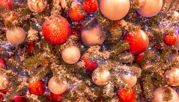 Arbre de Noël avec des ornements en boule d'or. Décoré arbre de Noël gros plan. Balles et guirlande illuminée avec des lampes de poche. Nouvelle année boules macro photo avec bokeh. Décoration de lumière vacances d'hiver — Photo