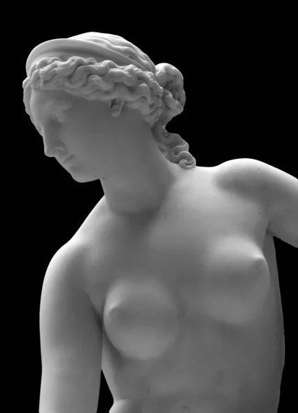 Cabeça de escultura de mármore branco de mulher jovem. Estátua da sensual renascimento arte era mulher nua em estilo antigo circlet isolado no fundo branco — Fotografia de Stock