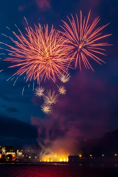 Absztrakt színű tűzijáték tárgy. Különböző színek Mix tűzijáték vagy petárda tört. ünnepelni nyaralás éjszaka szabadban — Stock Fotó