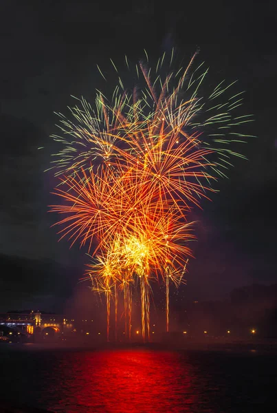 Abstrakte farbige Feuerwerksobjekt. In verschiedenen Farben mischen sich Feuerwerkskörper oder Feuerwerkskörper. Feiertagsreise im Freien feiern — Stockfoto