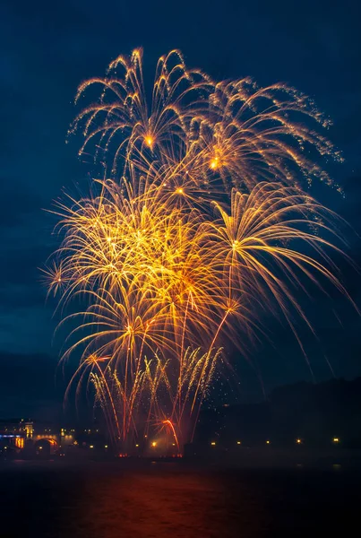 Abstrakte farbige Feuerwerksobjekt. In verschiedenen Farben mischen sich Feuerwerkskörper oder Feuerwerkskörper. Feiertagsreise im Freien feiern — Stockfoto