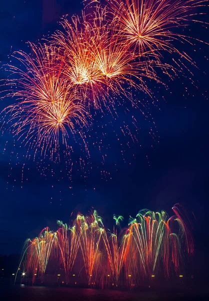Αφηρημένο έγχρωμο πυροτέχνημα. Ποικιλία χρωμάτων Μείγμα Πυροτεχνήματα ή πυροτέχνημα έκρηξη. γιορτάζουν διακοπές ταξίδια νύχτα υπαίθρια — Φωτογραφία Αρχείου