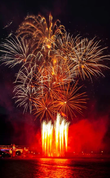 Abstrakte farbige Feuerwerksobjekt. In verschiedenen Farben mischen sich Feuerwerkskörper oder Feuerwerkskörper. Feiertagsreise im Freien feiern — Stockfoto