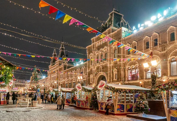 Moscú, Rusia, 28 de enero de 2020: Celebración del Año Nuevo y Navidad en la Plaza Roja en el centro de Moscú. Feria de vacaciones y parque de atracciones cerca del Kremlin —  Fotos de Stock