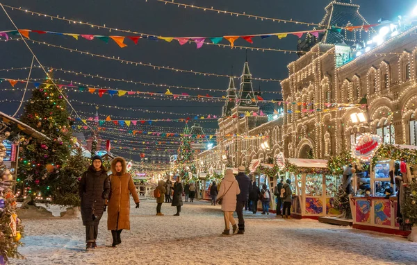 Москва, Росія, 28 січня 2020: Святкування Нового року і Різдва на Красній площі в центрі Москви. Біля Кремля парк відпочинку та розваг. — стокове фото