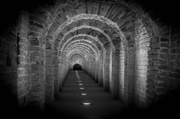 Brick tunnel archway made of red bricks as a passage between the two wings of a medieval castle. Granite stone an brick built Interior corridor way to bastions — 스톡 사진