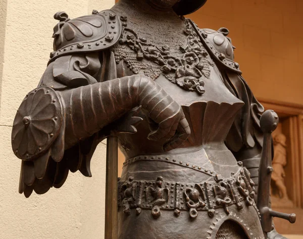 Skulptur av kung Arthurs gamla metallstaty. Medeltida riddare rustning full storlek stående krigare. Riddarorden och en järnriddare rustning — Stockfoto